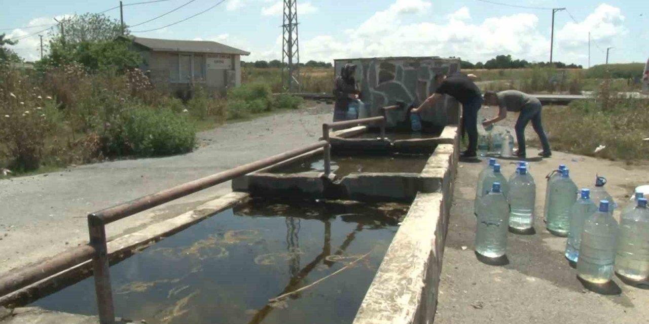 İstanbul’da uzun süren bakım çalışması nedeniyle suları akmayan vatandaşlar çeşmelere akın etti