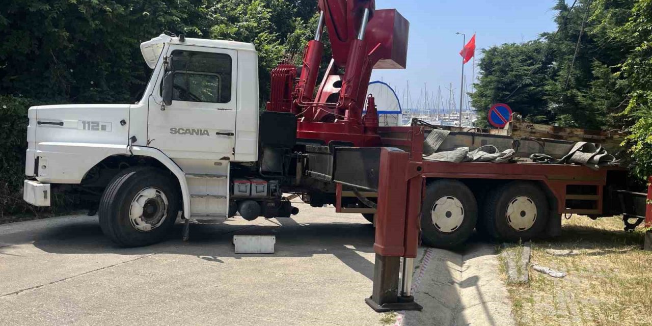 Büyükçekmece’de Cep Yat Limanı’na yapılan kaçak yapıların yıkımı işletme sahibi tarafından engellendi