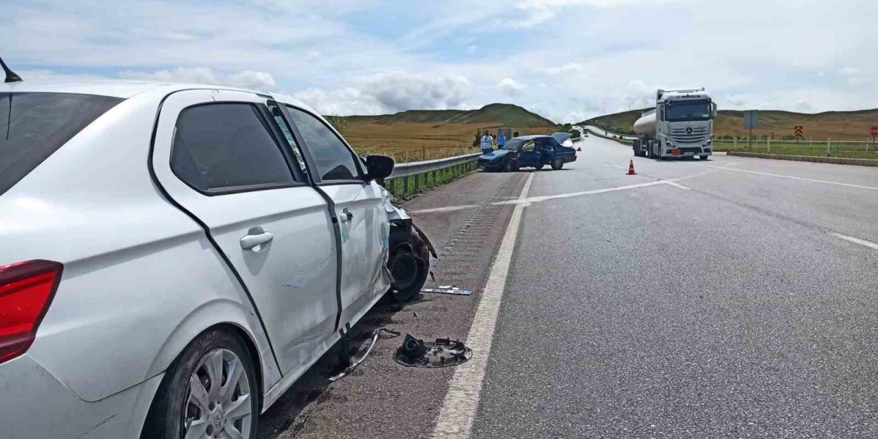 Kavşakta otomobiller çarpıştı: 1 yaralı