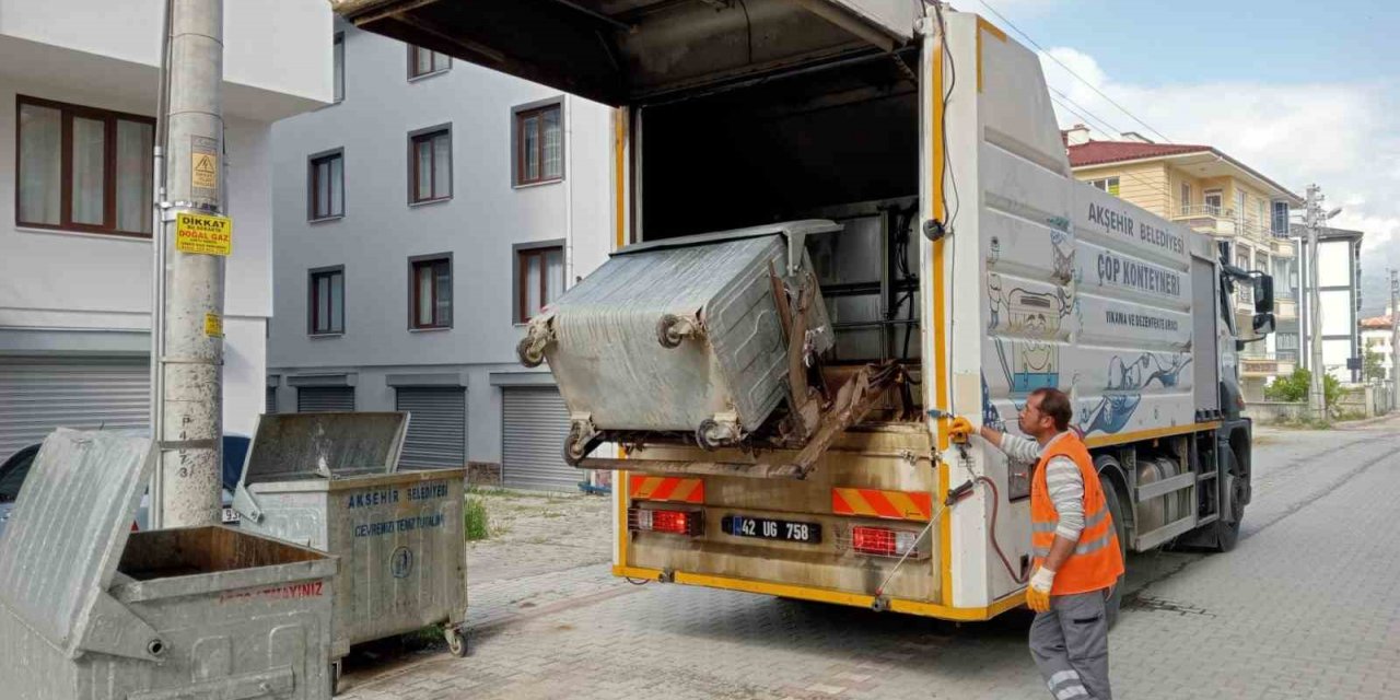 Akşehir’de çöp konteynerleri yerinde yıkanarak dezenfekte ediliyor