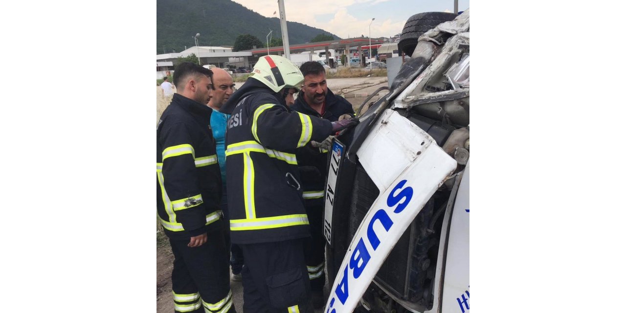 Yalova’da otomobille çarpışan minibüs devrildi: 9 yaralı