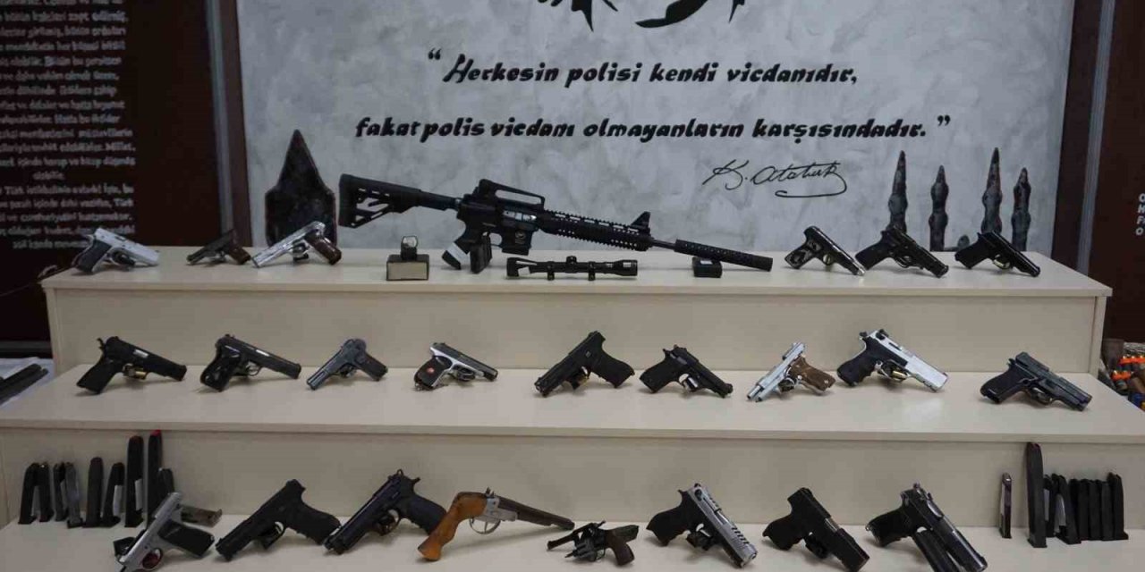Edirne’de ruhsatsız silah operasyonu: Çıkanlar cephaneliği aratmadı