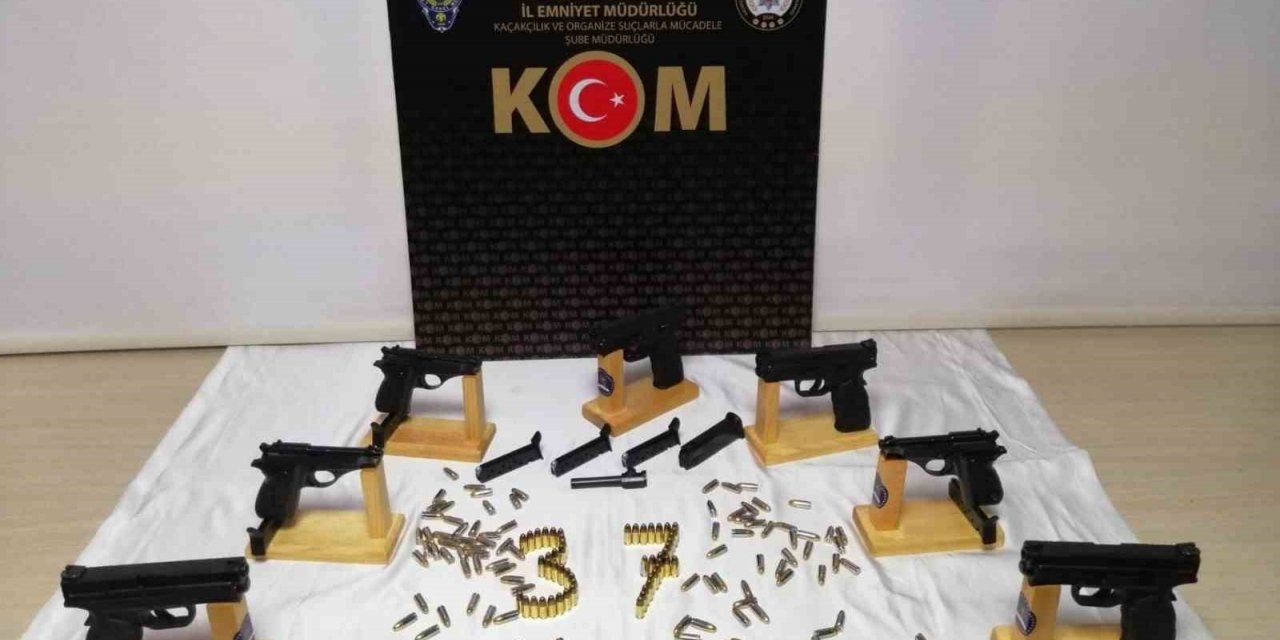 Halıya sarılı takım çantasının içinden çok sayıda tabanca ele geçirildi: 1 gözaltı