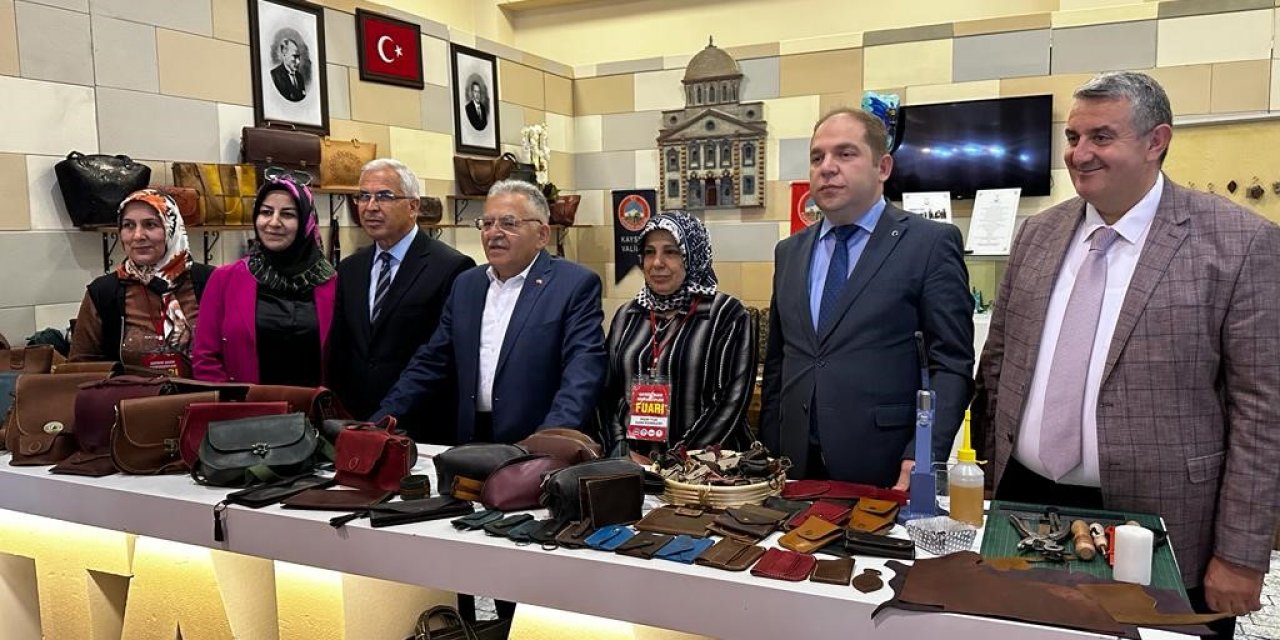 Büyükkılıç, Kadın Kooperatifleri Fuarını ziyaret etti, eşine çanta aldı