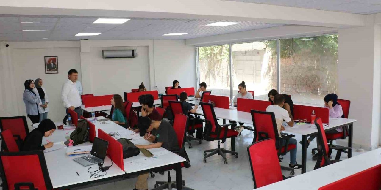 Cizre’de öğrenci ve KPSS adayları okuma salonlarında ders çalışıyor