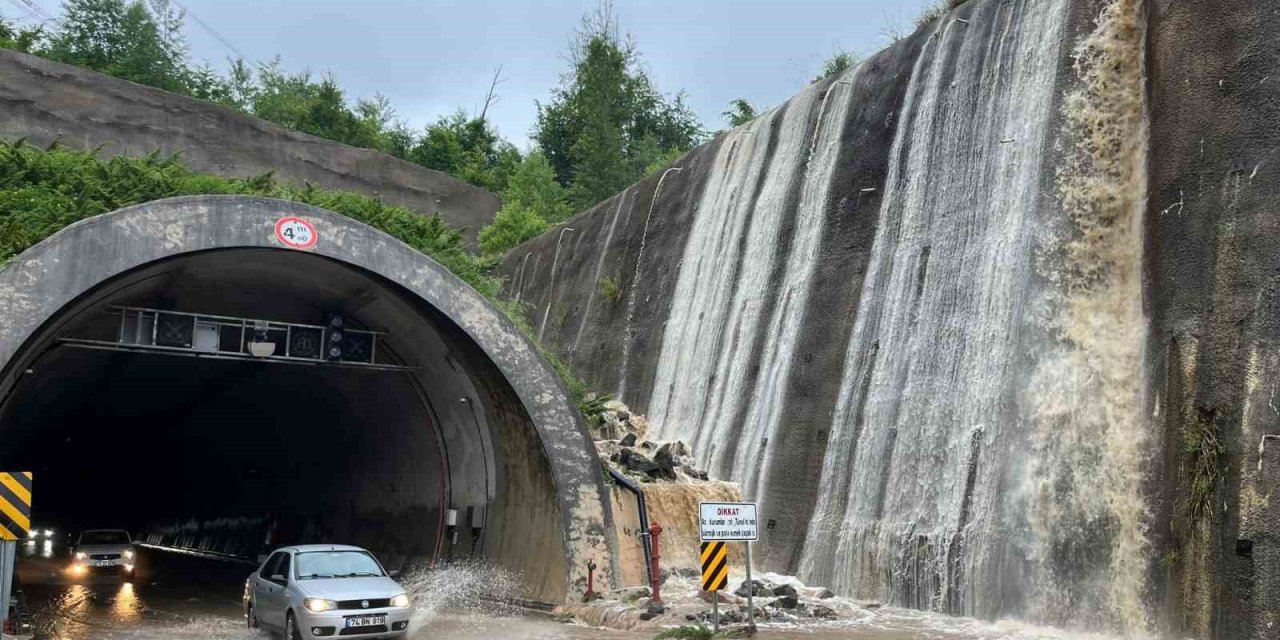 Tünel girişinde şelale oluştu