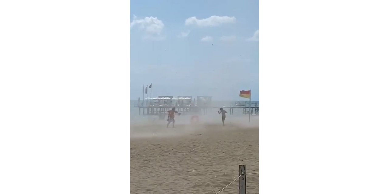 Sahilde hortum çıktı, tatilciler neye uğradığını şaşırdı