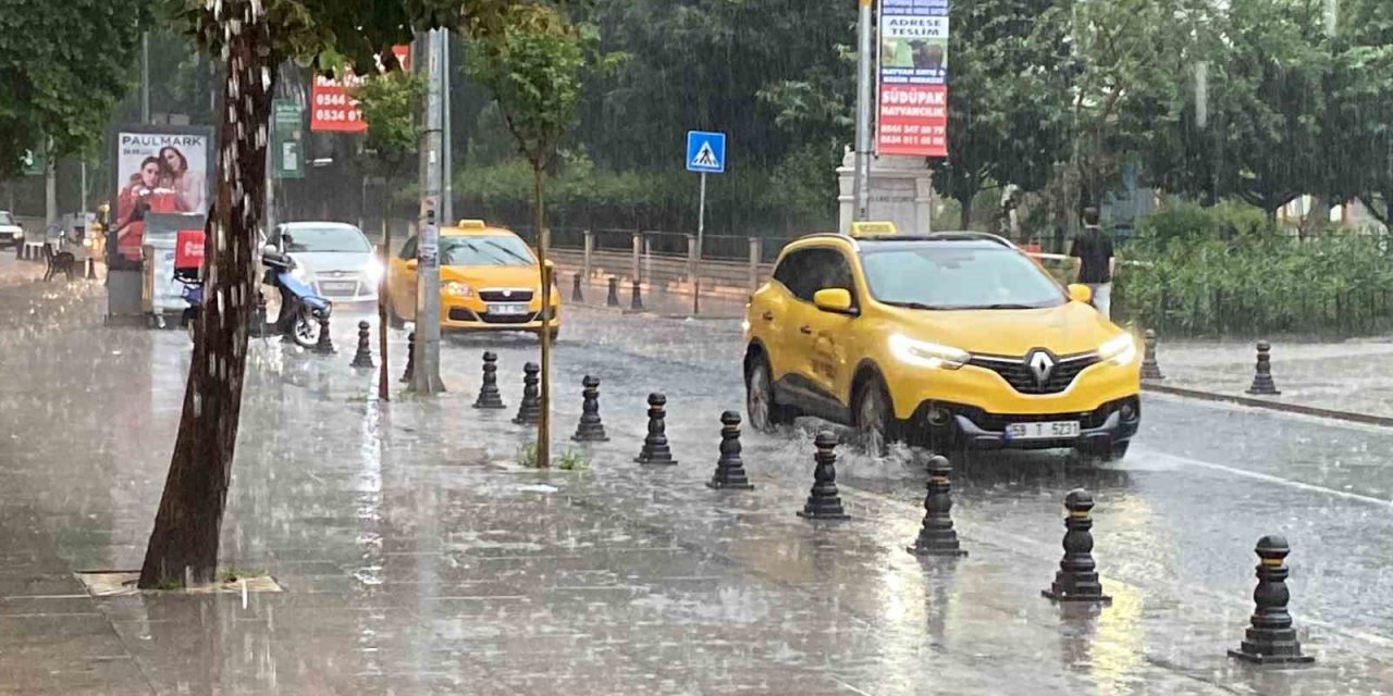 Aniden bastıran yağmur 10 dakikada yolları göle çevirdi
