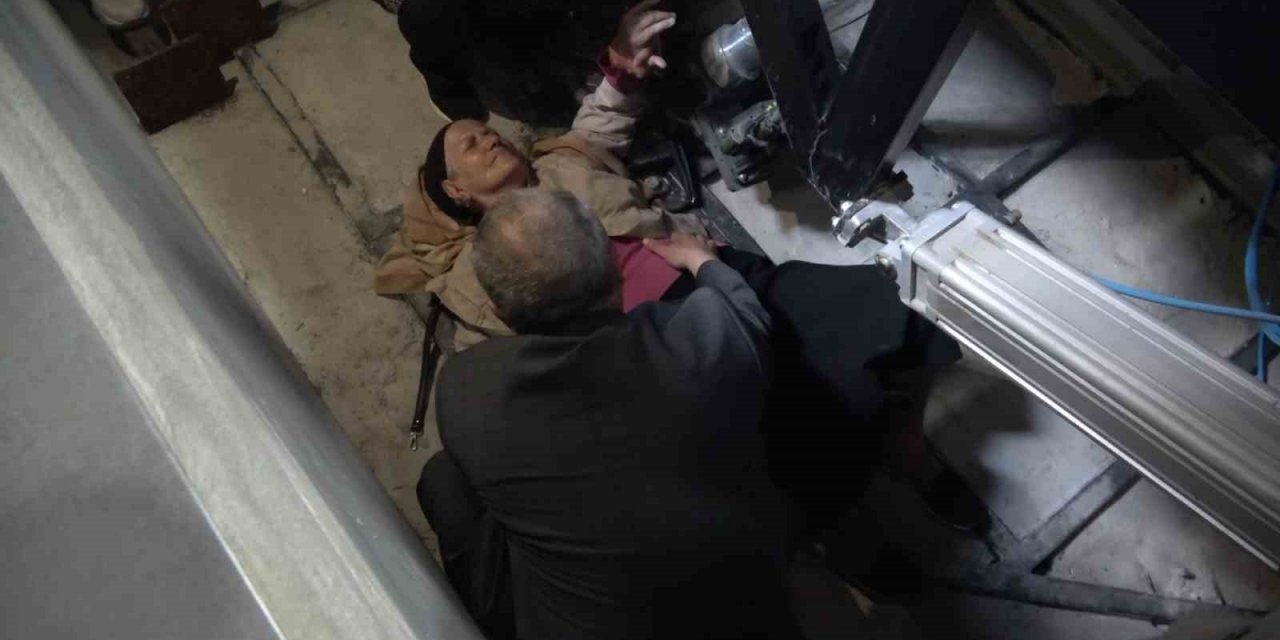 Düşerek yaralanan kadına ilk yardım doktor başkandan