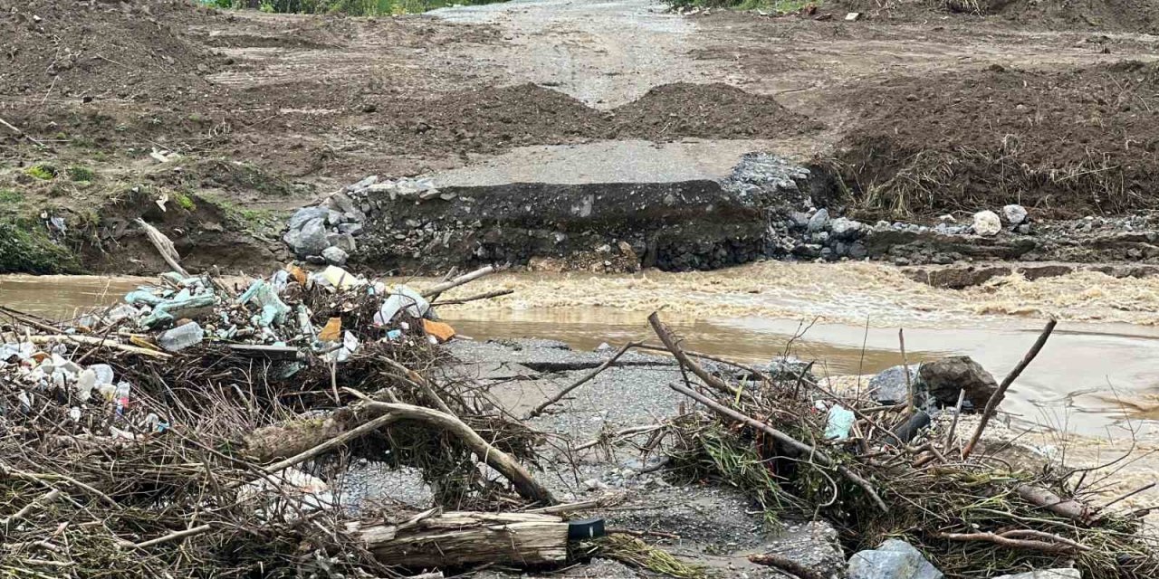 Düzce’de sağanak sebebiyle 2 köprü yıkıldı