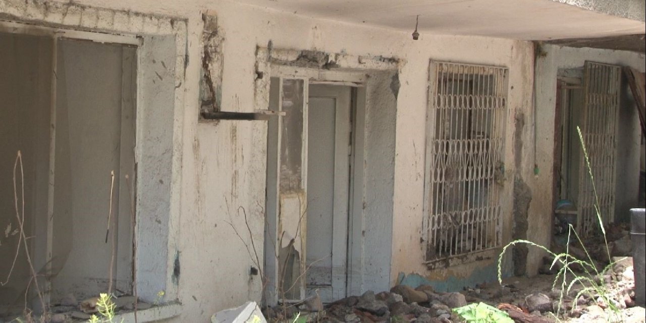 Ankara’da istinat duvarı gecekondu üzerine çöktü, aile şans eseri kurtuldu