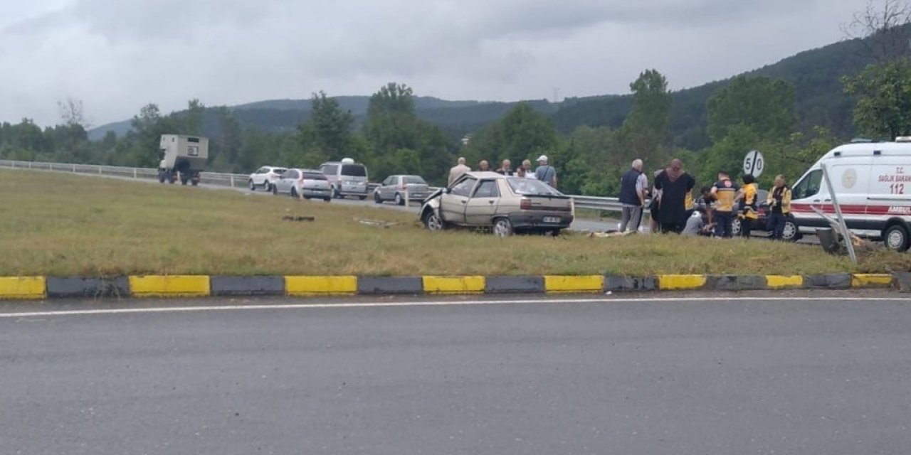 Hurdaya dönen otomobildeki 5 kişi yaralandı