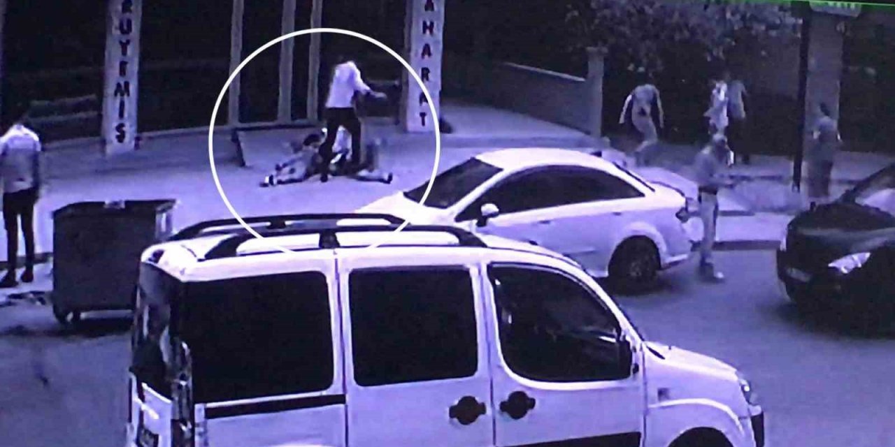 İki grubun kavgası kamerada: Yerlerde süründüler