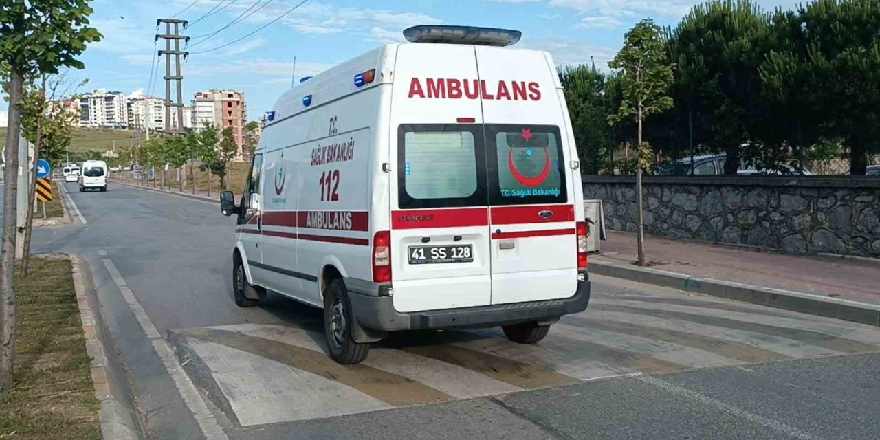 Motosiklette dengesini kaybedip düştü