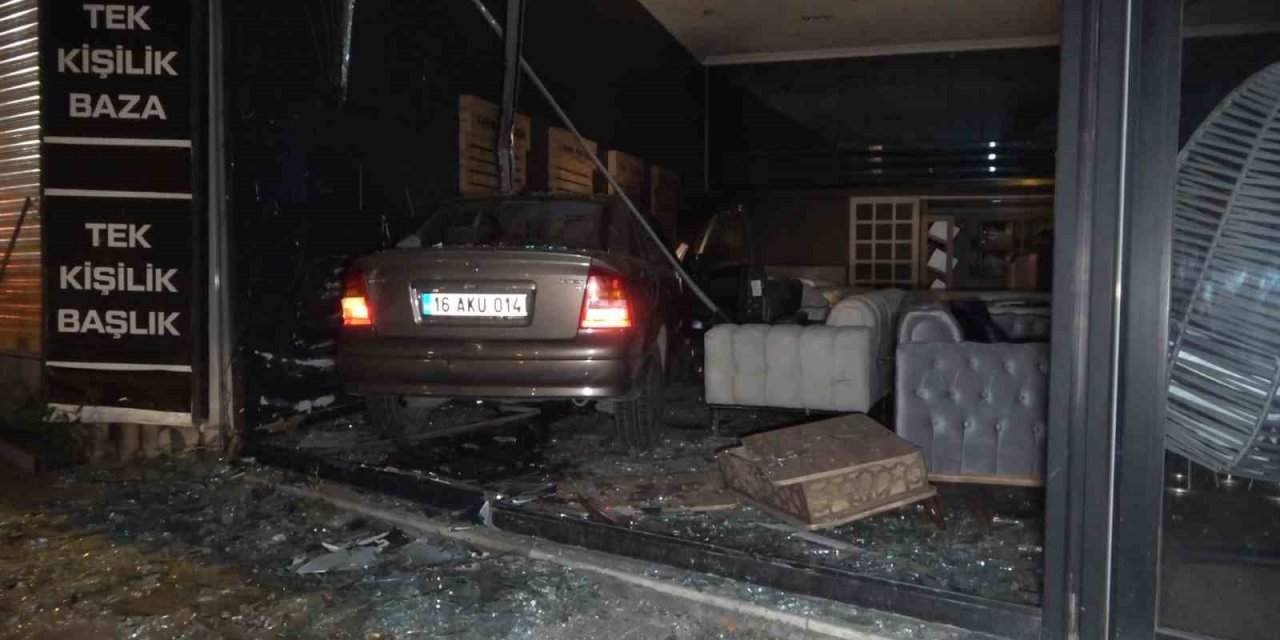 Kontrolden çıkan araç mobilya dükkanına girdi
