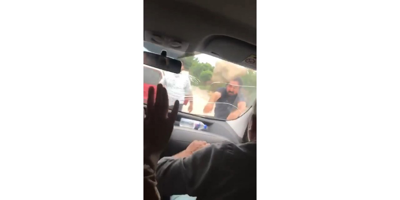 Kadın avukat ve eşine taşlı bıçaklı saldırı kamerada