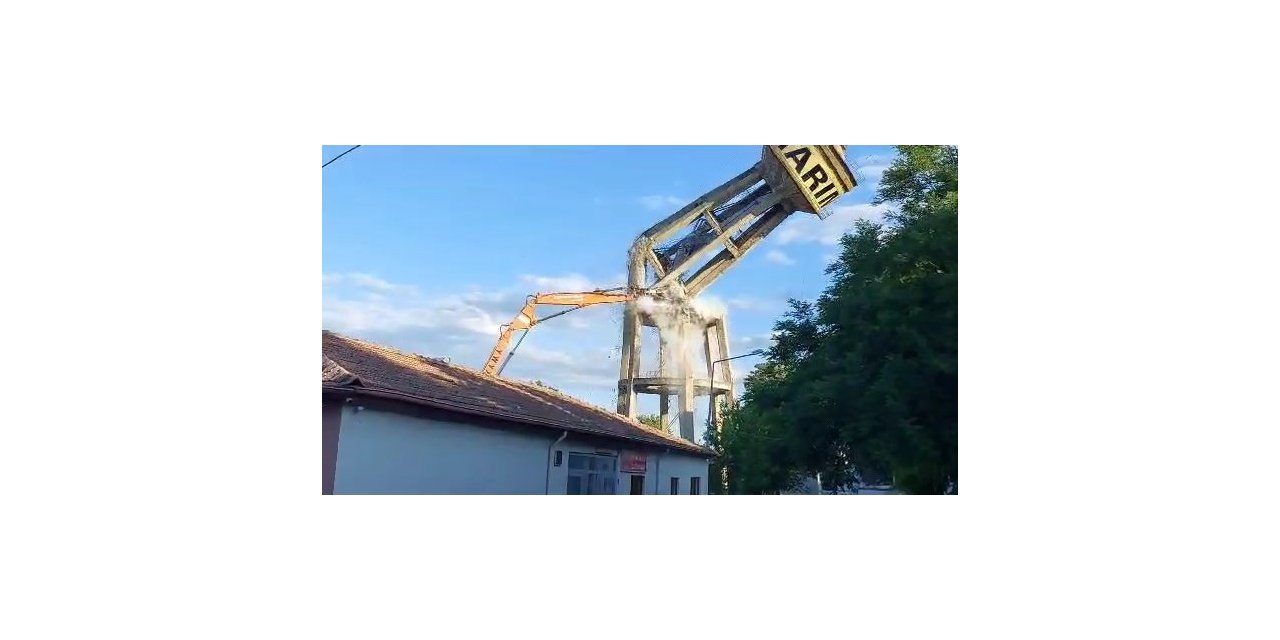 Ağır hasarlı su deposu, tek dokunuş ile yıkıldı
