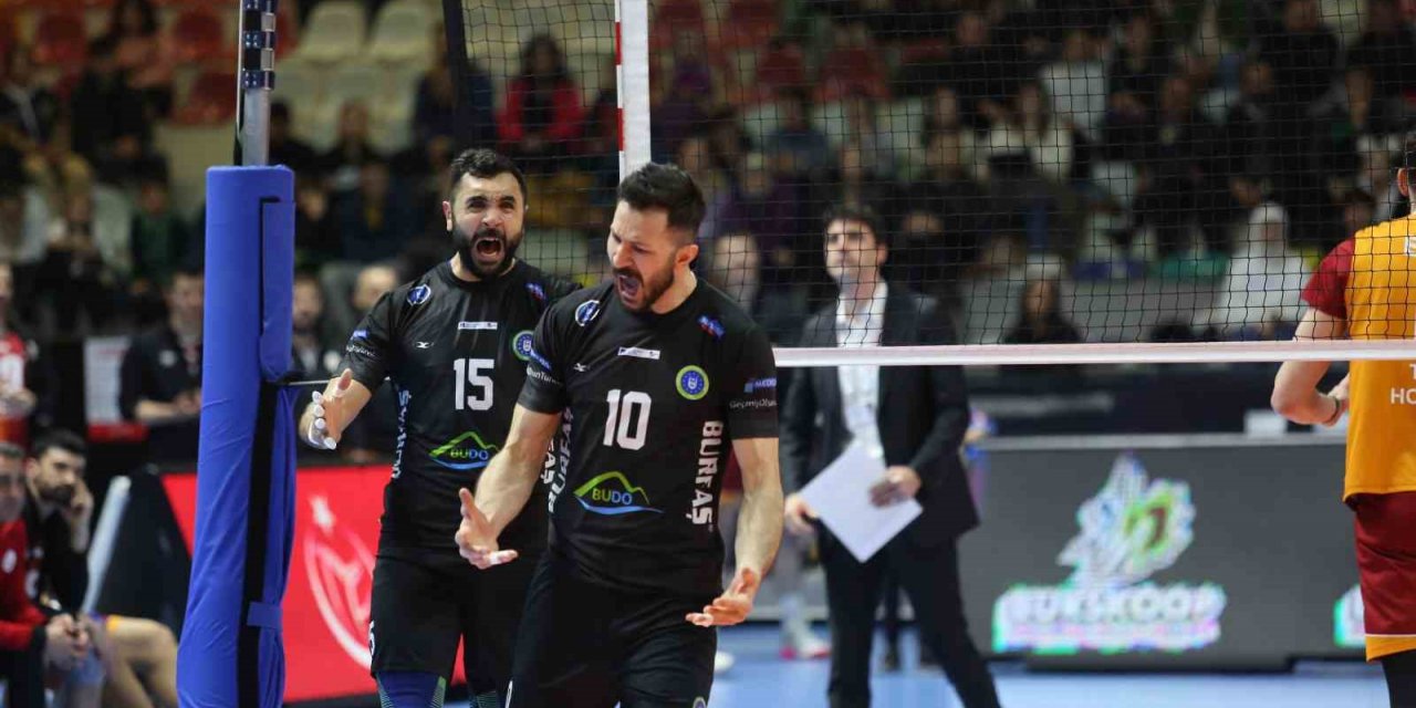 Bursa Büyükşehir Belediyespor Emre Batur’la sözleşme yeniledi