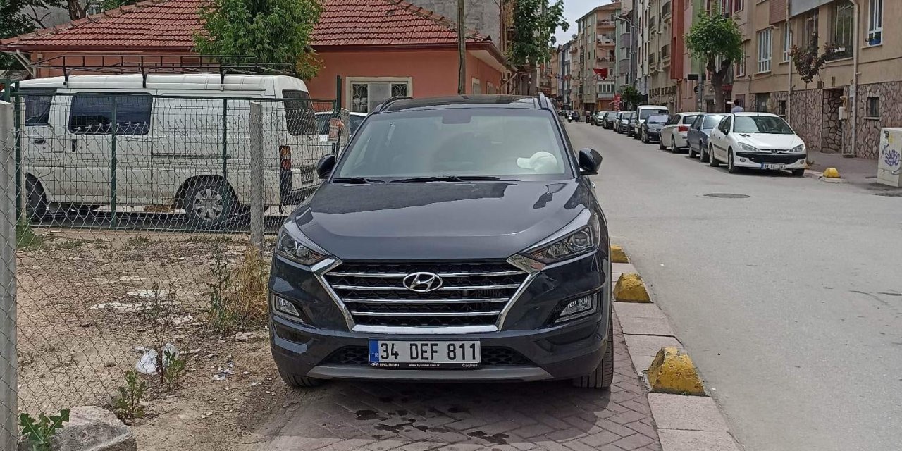 Kaldırımda araç parklarının önüne geçilmiyor