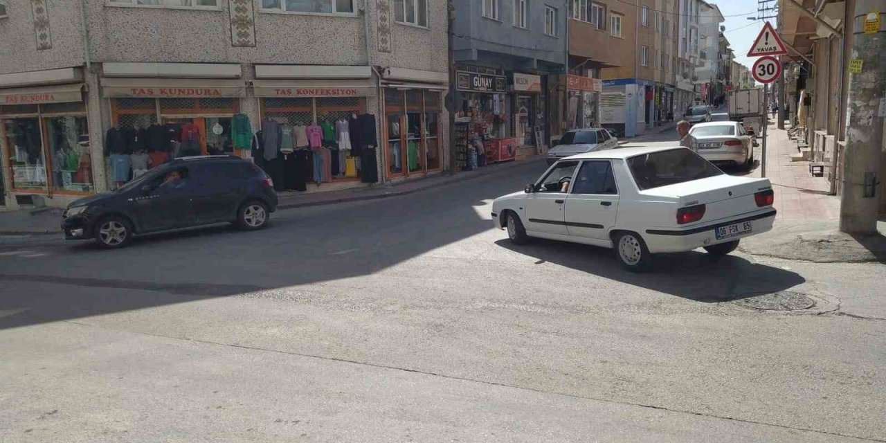 Kasis ve trafik lambası olmayan caddede kaza tehlikesi