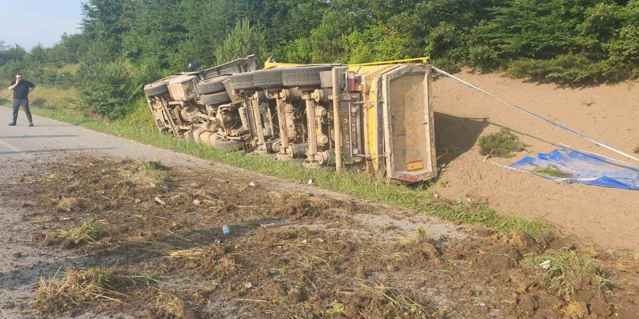 Kontrolden çıkan kum yüklü kamyon yan yattı: 1 hafif yaralı