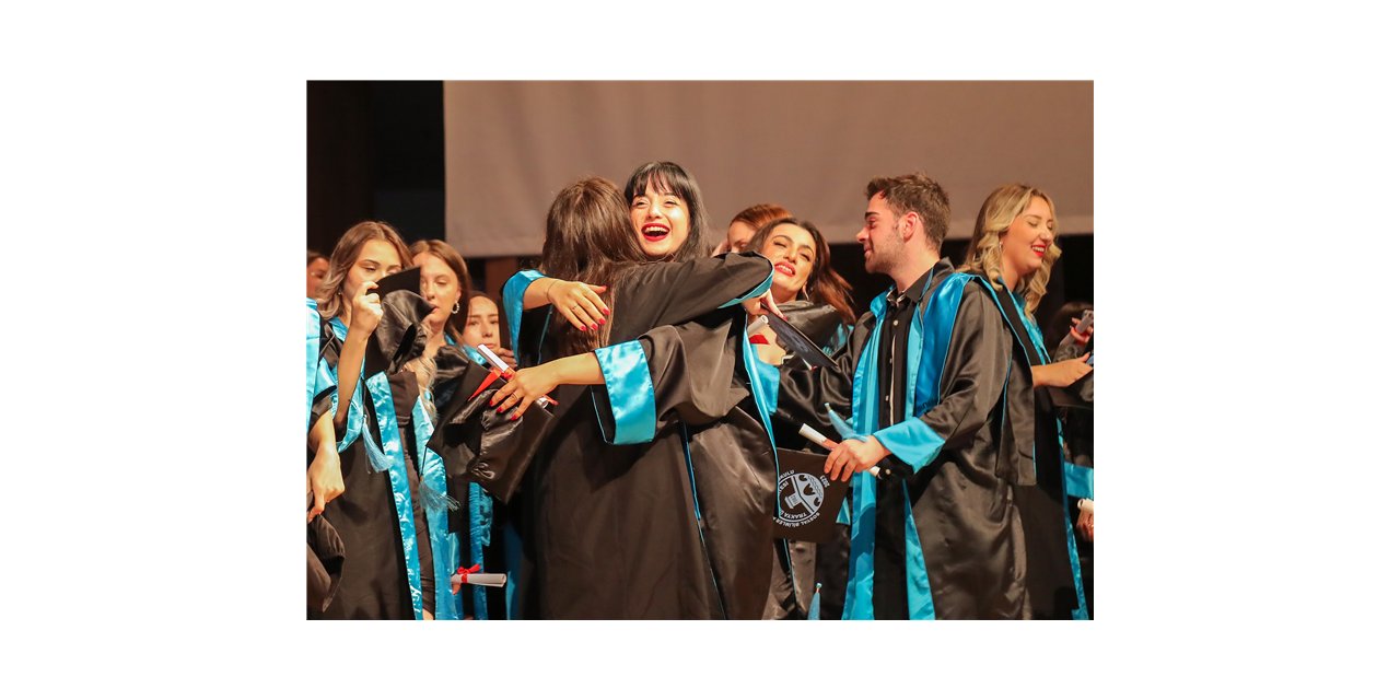 Üniversitelilerin mezuniyet sevinci