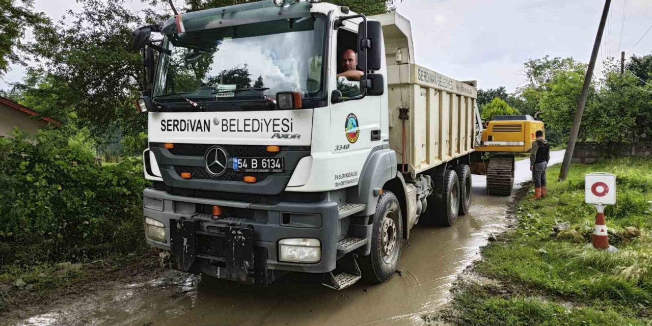 Serdivan’da yağış sonrası onarım ve temizlik çalışması