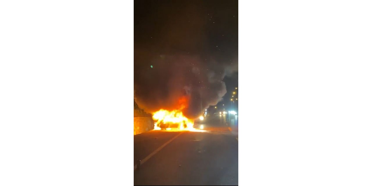 Otomobil alev topuna döndü: Sürücü son anda kurtuldu