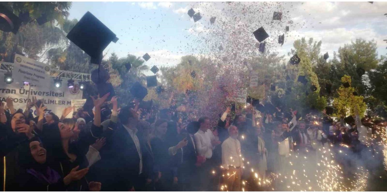 Deprem bölgesinde mezun olan öğrenciler sevinç ve hüznü bir arada yaşadı