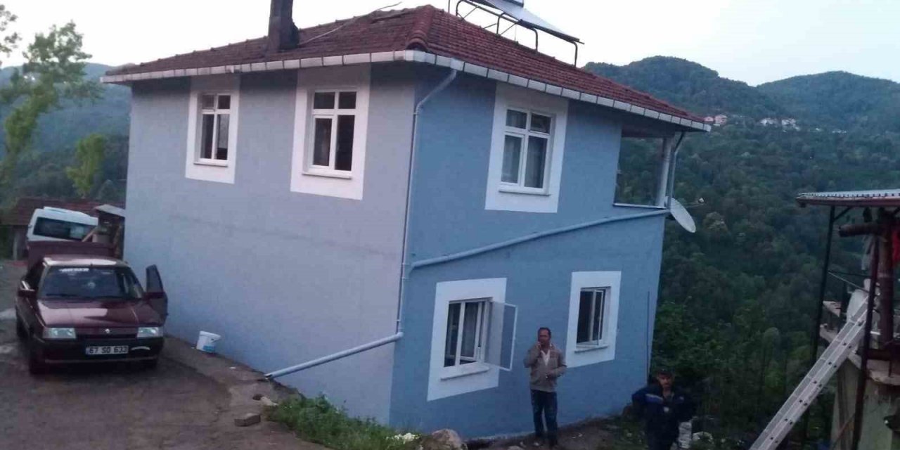 Alaplı’da eve yıldırım düştü tüm elektrik hatları yandı