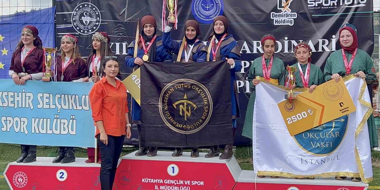 Okçuluk yarışmasında kuzenler şampiyon oldu