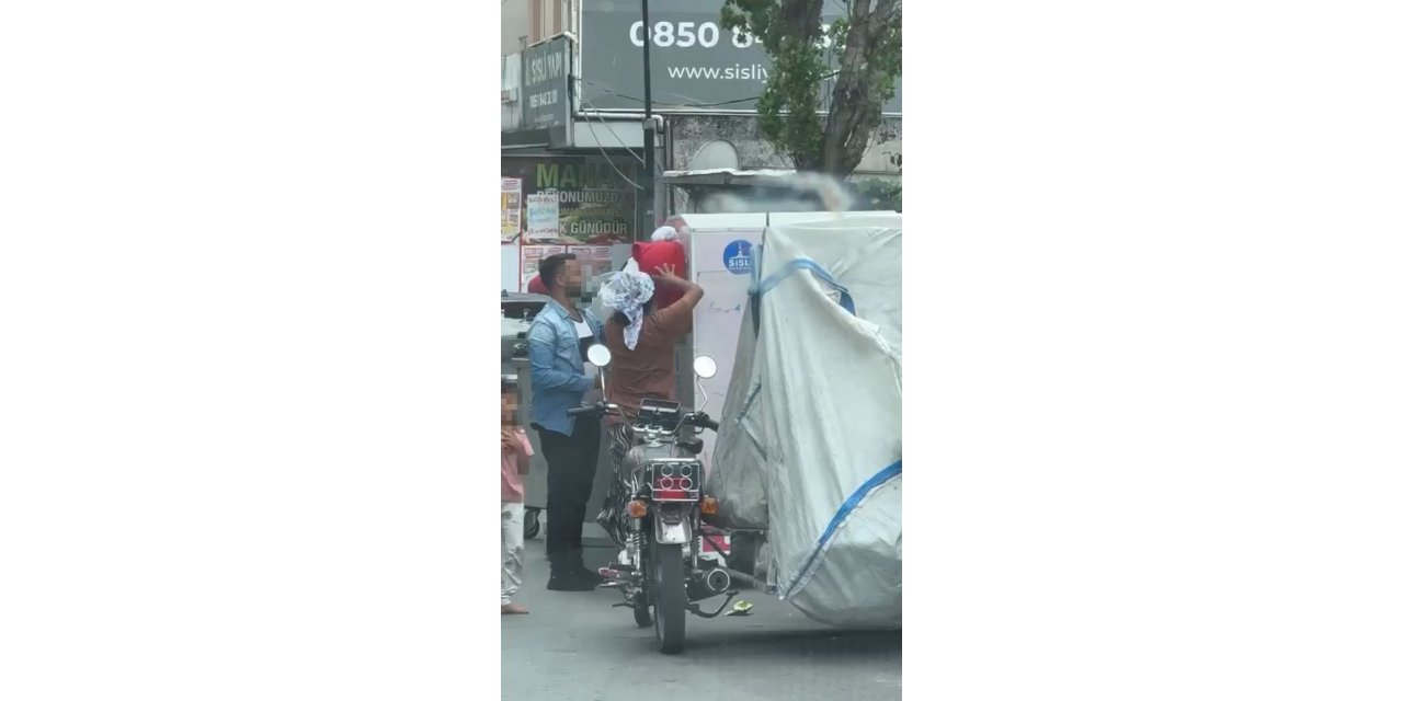 Yardım kutusuna çocuk soktular: Beğenmedikleri kıyafetleri kutuya geri attılar