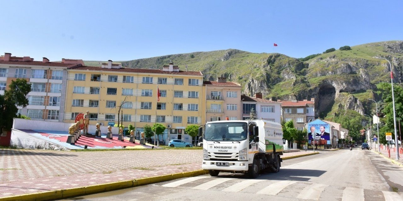 İnönü’de çevre temizlik çalışmaları tüm hızıyla devam ediyor