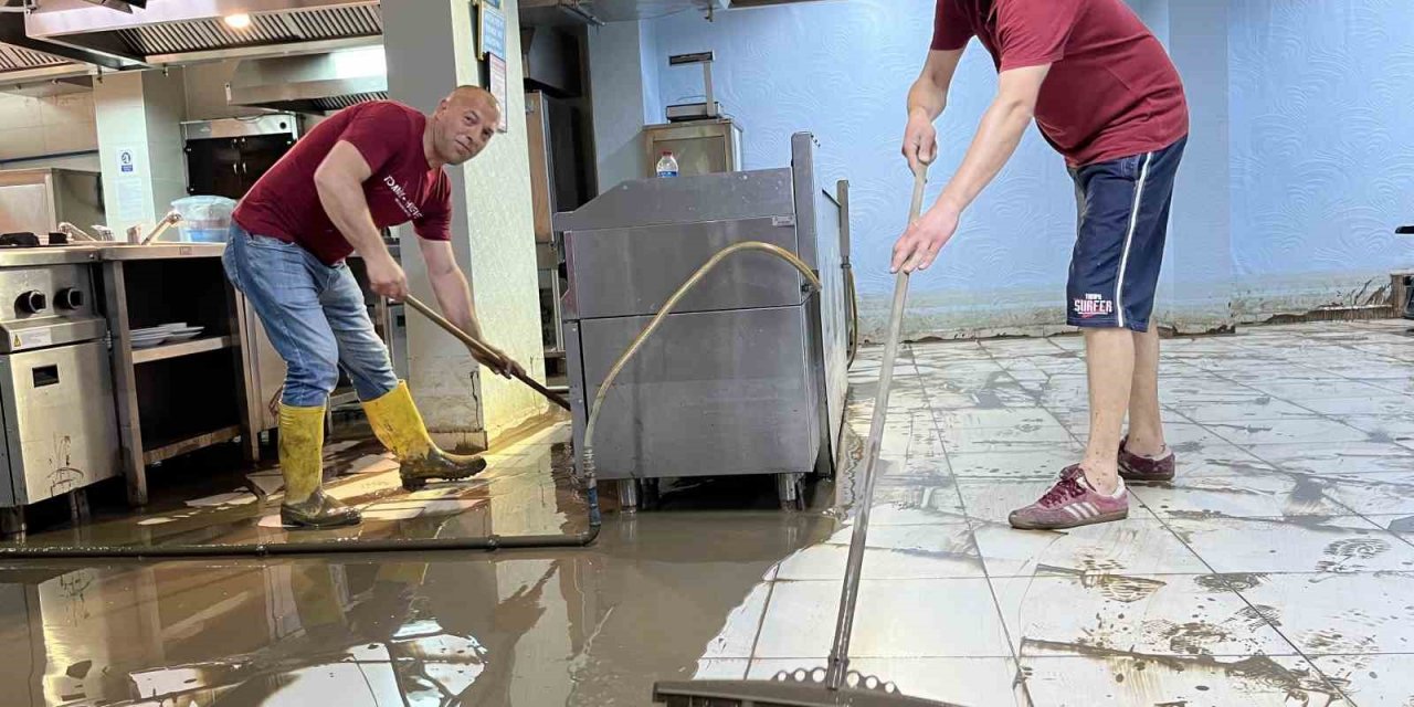 Selin vurduğu tarihi ilçe Amasra’da temizlik çalışmaları sürüyor