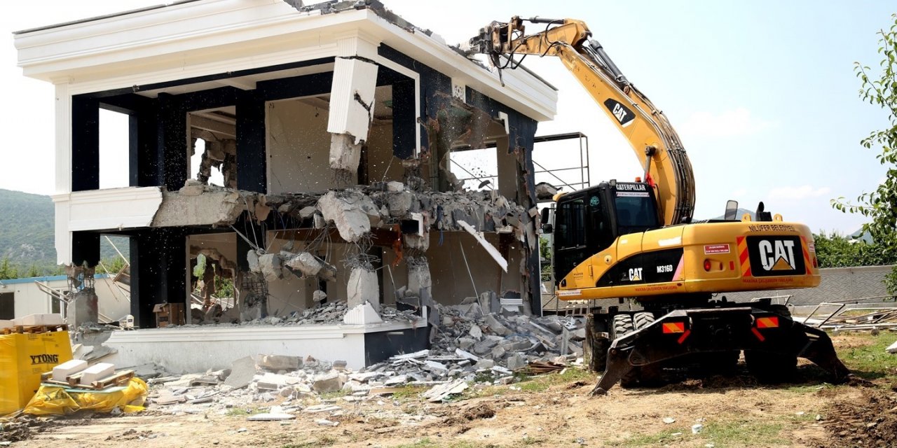 Tarım arazisine yapılan kaçak lüks yapı yerle bir edildi