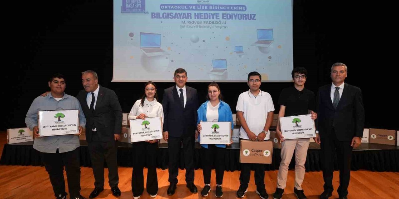 Şehitkamil’deki ortaokul ve lise birincileri ödüllendirildi