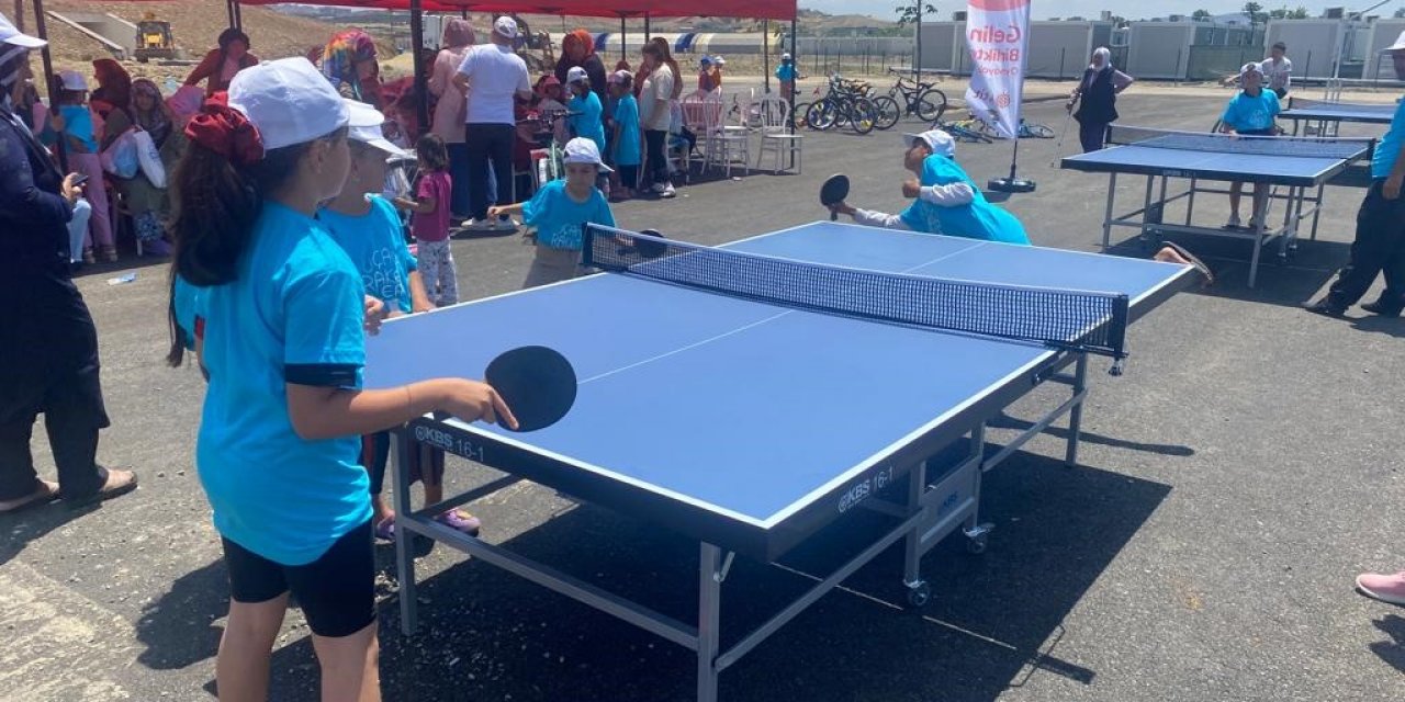 ’Uçan Raketler’ Kahramanmaraş konteyner kentteki çocuklarla buluştu