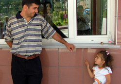 Anne ve babasının dili, kulağı