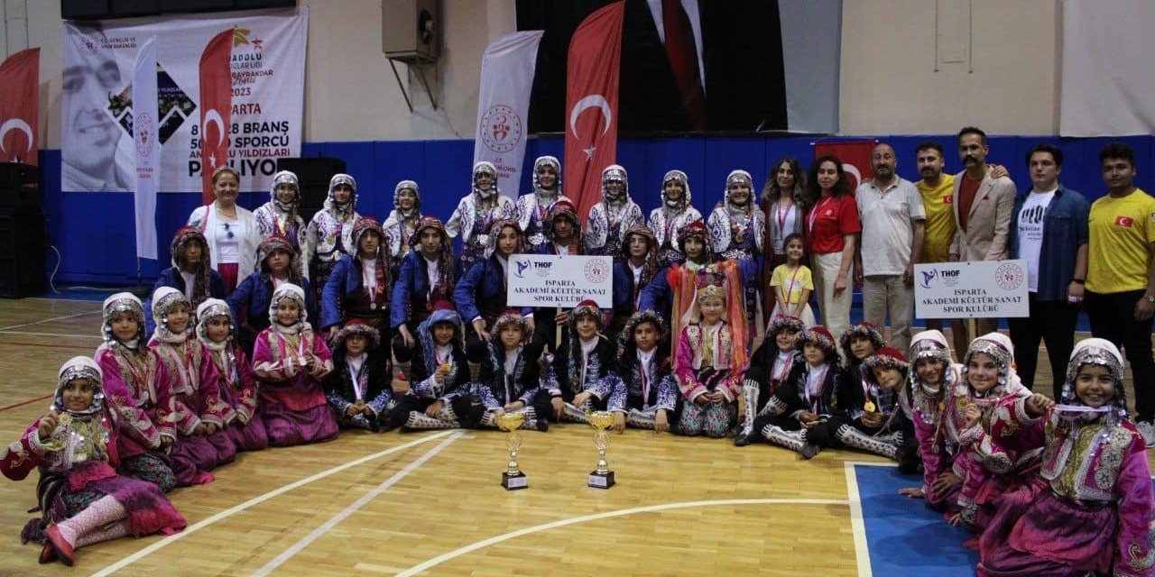 Halkoyunları yarışmasında Eğirdir’e iki birincilik