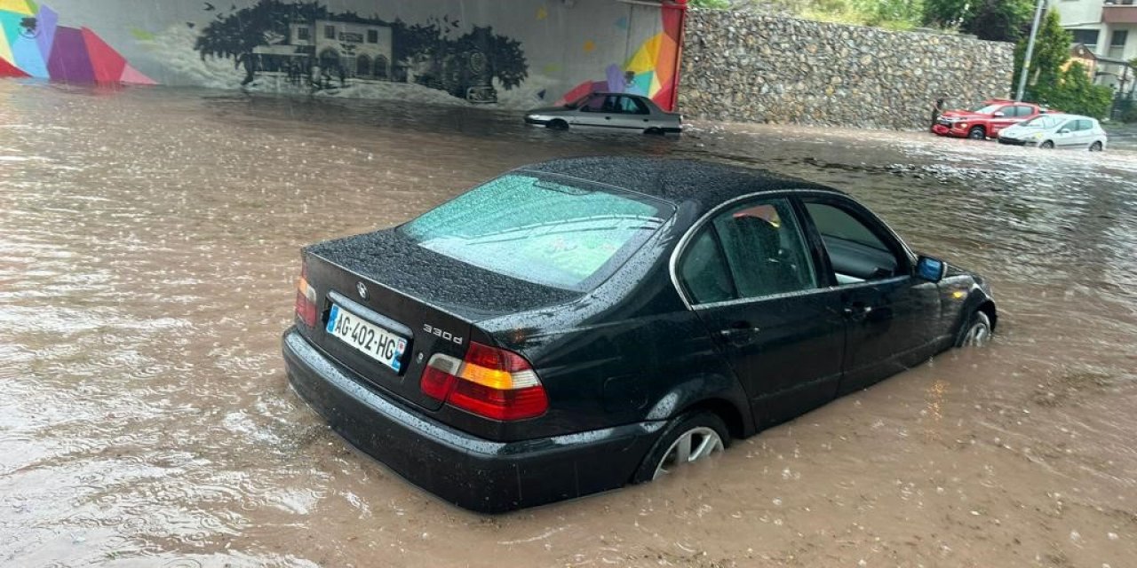 Başkentte 2 araç alt geçitte sular altında kaldı