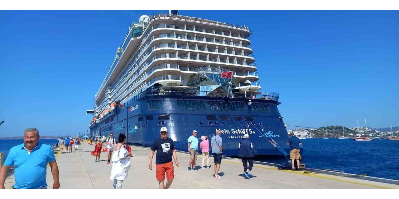 Dev gemi ile 2 bin 539 yolcu geldi