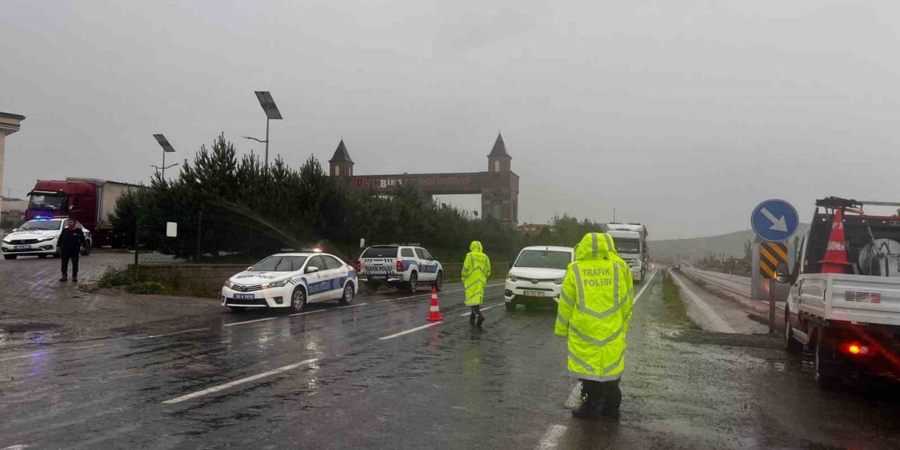 Sağanak sele döndü, ulaşım aksadı