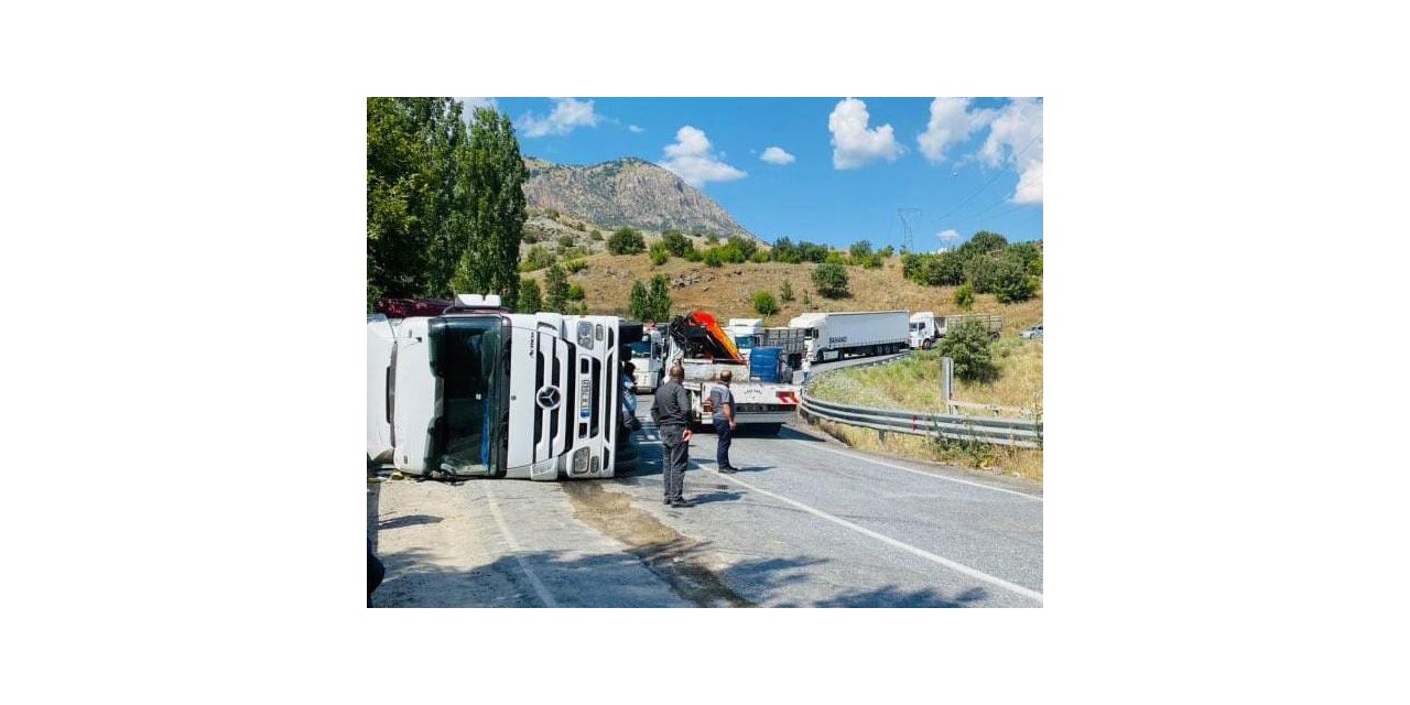 Siirt’te tır devrildi: Sürücü kazayı yara almadan atlattı