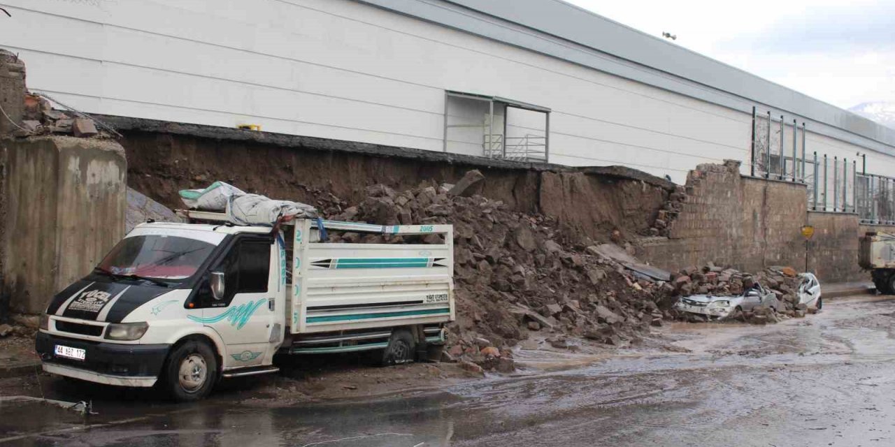 Ertekin’den geçmiş olsun mesajı: "Olumsuz hava şartlarından etkilenen Kayserili hemşehrilerimize geçmiş olsun"
