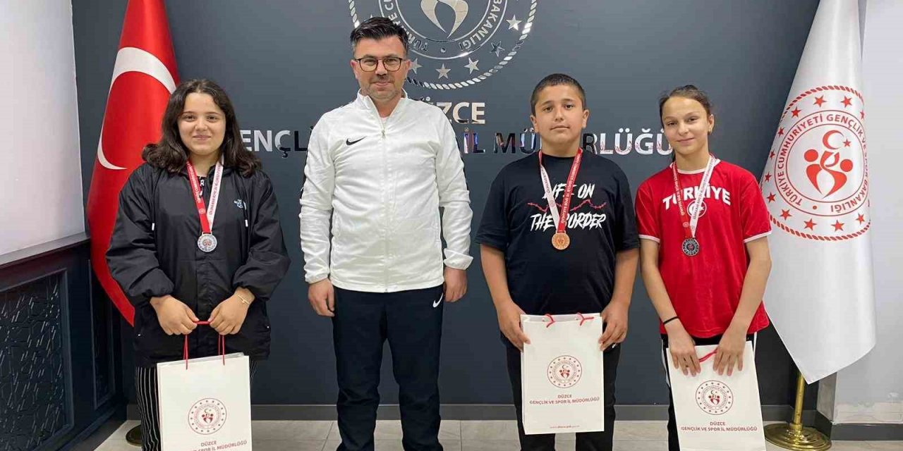 Başarılı sporcular ödüllendirildi