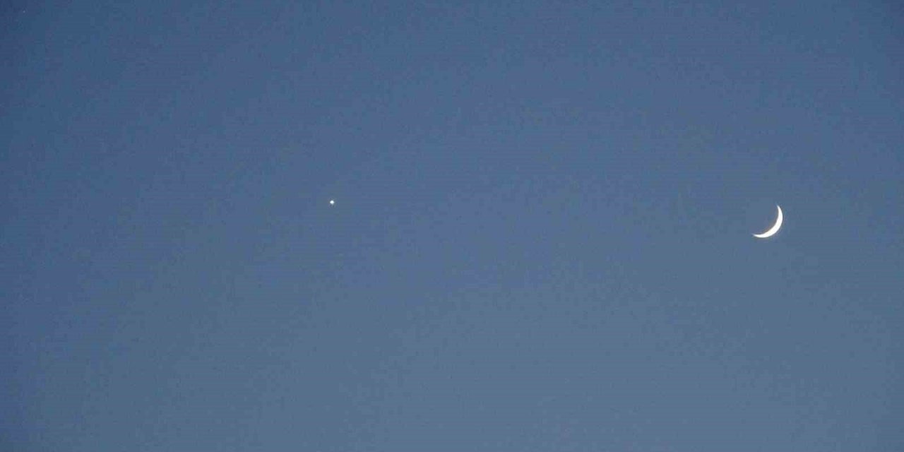 Ay ile yıldızın gökyüzünde buluşması Taksim’de böyle görüntülendi