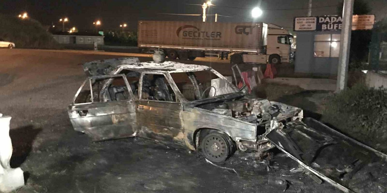 Yanan otomobili bırakıp kaçtı: Aracın üzerindeki piknik tüpü dikkat çekti