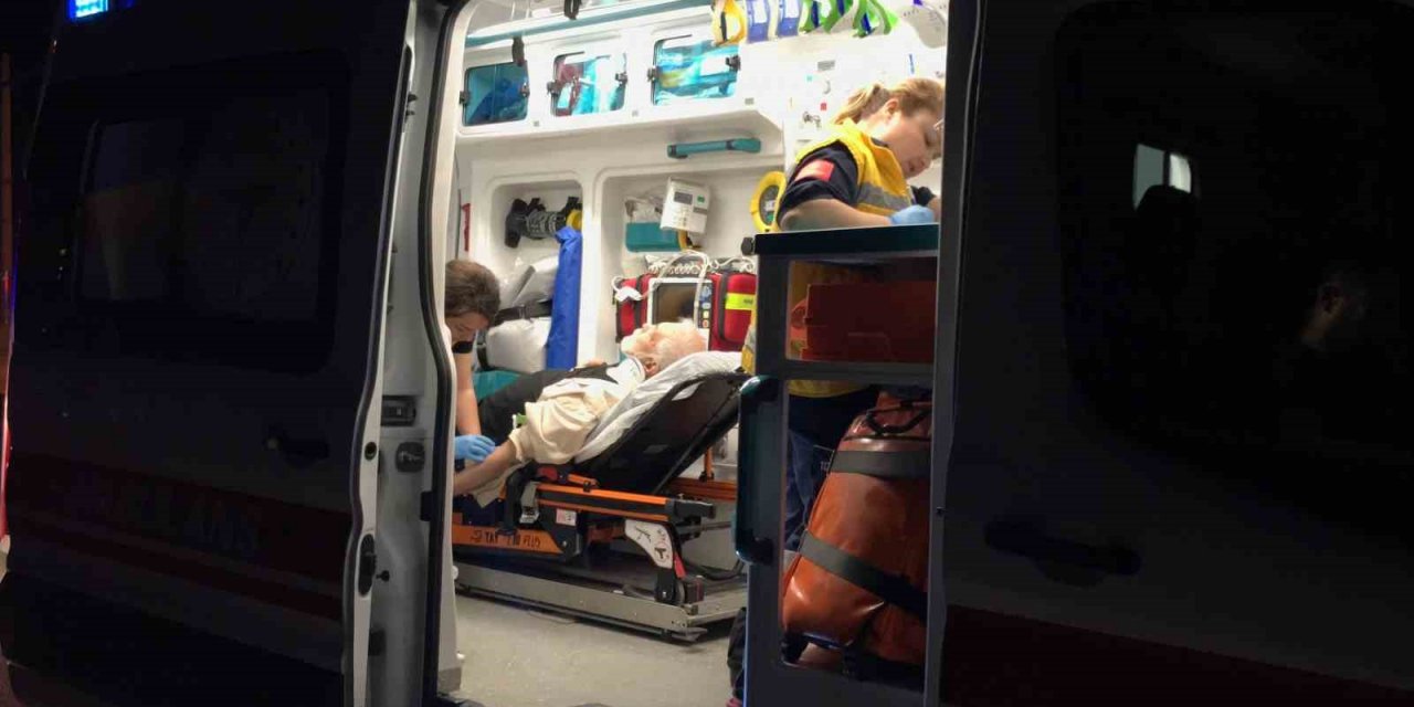 Ticari taksi ile çarpışan otomobilde bulunan yaşlı adam yaralandı