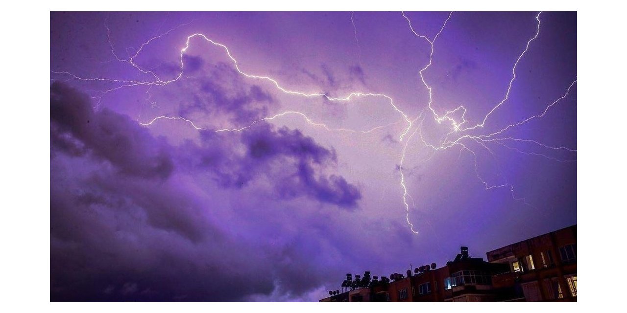 Gecenin karanlığını şimşekler aydınlattı