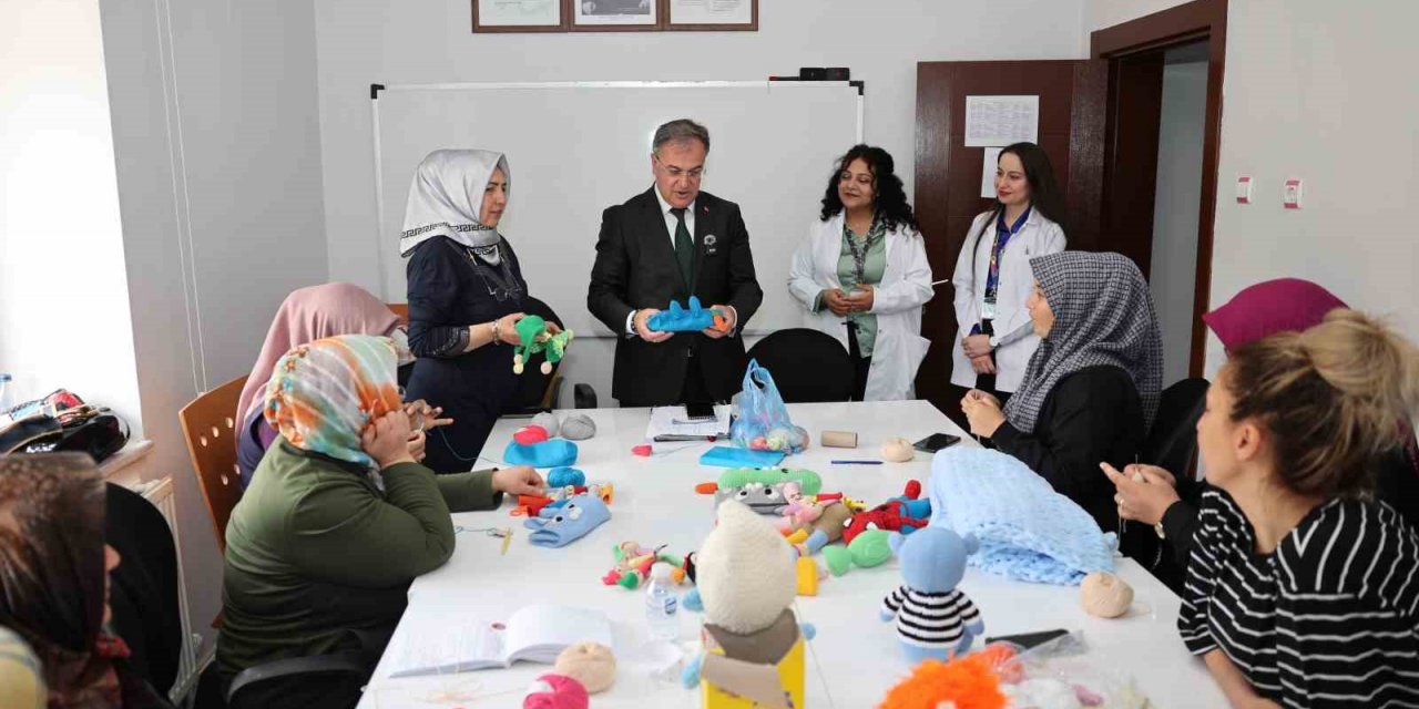 Kadınlar öğreniyor, üretiyor, sosyalleşiyor